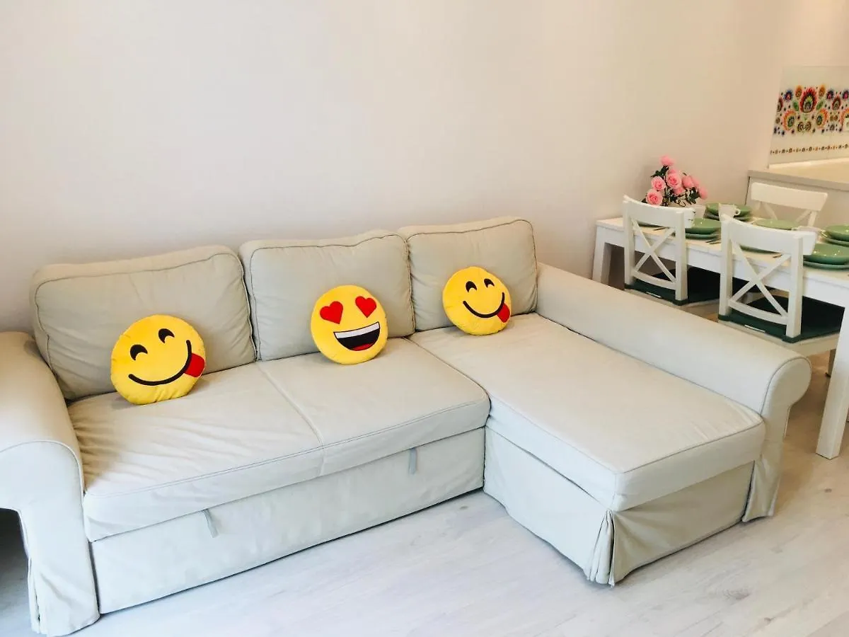 3 Rooms Aircon Apartment With Free Parking, Balcony Walking Distance Old Town Krakow Poland