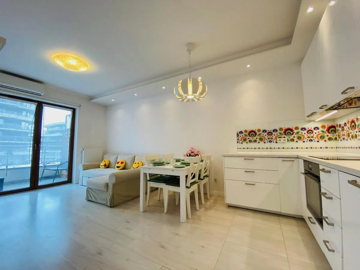 3 Rooms Aircon Apartment With Free Parking, Balcony Walking Distance Old Town Krakow
